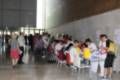 Mesas de factores de riesgo cardiovascular en el hall del hospital