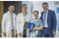 Ramón Polo, el Dr. José Ortuño y Miguel Foronda rodean a la Dra. Pilar Samper, a quien se entregó un cariñoso reconocimiento