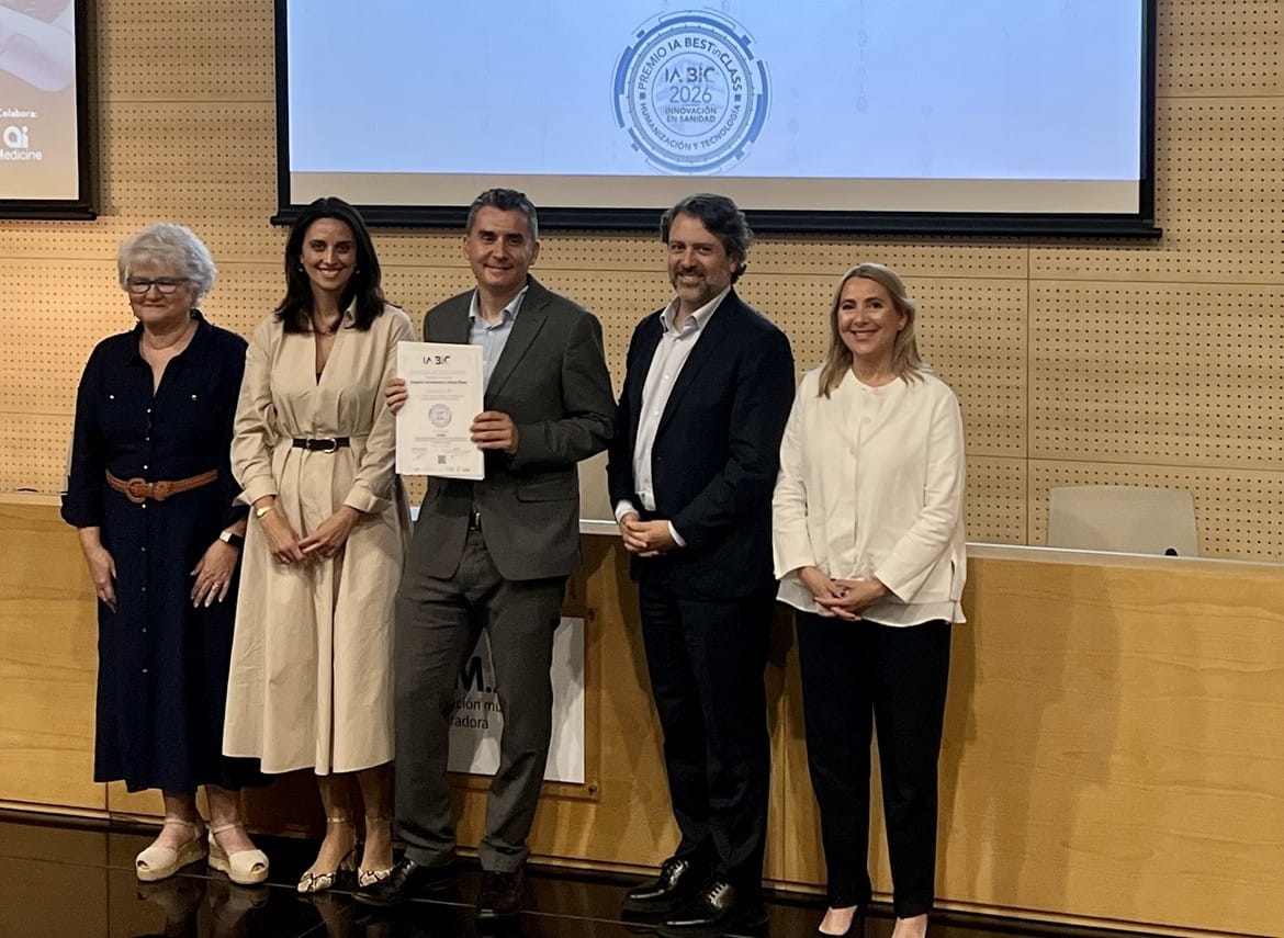 Daniel Blanco recogió el premio junto a Marta del Olmo y el Dr. Javier Arcos