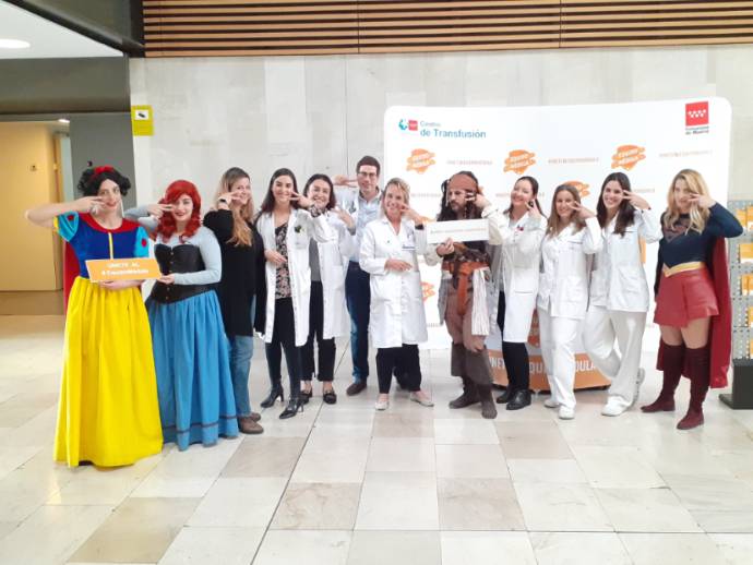 2019 11 08 La Dra. Urbina (5ª por la izda), Raquel Barba (en el centro, gerente del RJC), y otros...