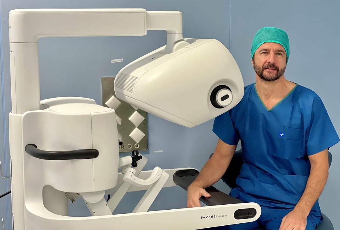 El Dr. Sánchez Encinas en la consola del Da Vinci 5 del HURJC